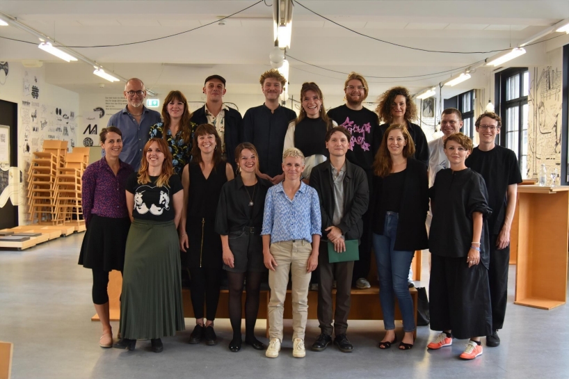 Hintere Reihe von links: Stefan Baumann, Stefanie Rubner (U5), Aramis Navarro, Ivo Allgoewer, Femi Luna, Bill Bühler (erhält einen Atelieraufenthalt in Rom), Selina Bernet, Carlo Rainolter, Nicolas Bernklau. Vordere Reihe von links: Laura Vogt, Fabienne Gantenbein, Berit Seidel (U5), Riccarda Naef, Karin Karinna Bühler, Tobias Bärtsch, Barblina Meierhans, Anna Sorokovaya Nicht auf dem Foto: Ann Katrin Cooper, Mara Natterer, Milian Mori, Jonathan Steiger (erhält einen Atelieraufenthalt in Rom) Foto: Roger Berhalter